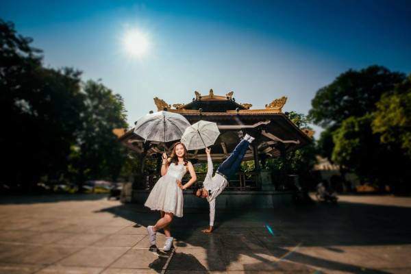 Cặp đôi diện giày thể thao nhảy hip-hop trong đám cưới, chụp bộ ảnh nhảy quanh Hà Nội Cặp đôi diện giày thể thao nhảy hip-hop trong đám cưới, chụp bộ ảnh nhảy quanh Hà Nội